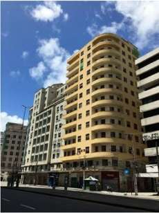 Edifício vertical com térreo integrado à calçada, no Recife