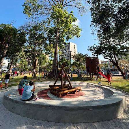 Praça urbana com área de convivência e parque infantil